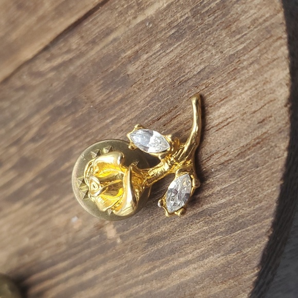 B650 kissed by a rose crystal pin‎ - Picture 1 of 2